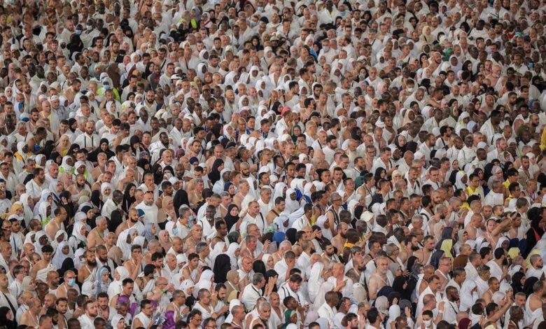 الحجاج يكملون رمي جمرة العقبة ويتجهون نحو طواف الإفاضة