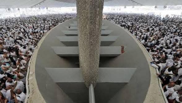 ضيوف الرحمن يواصلون رمي الجمرات بمشعر منى