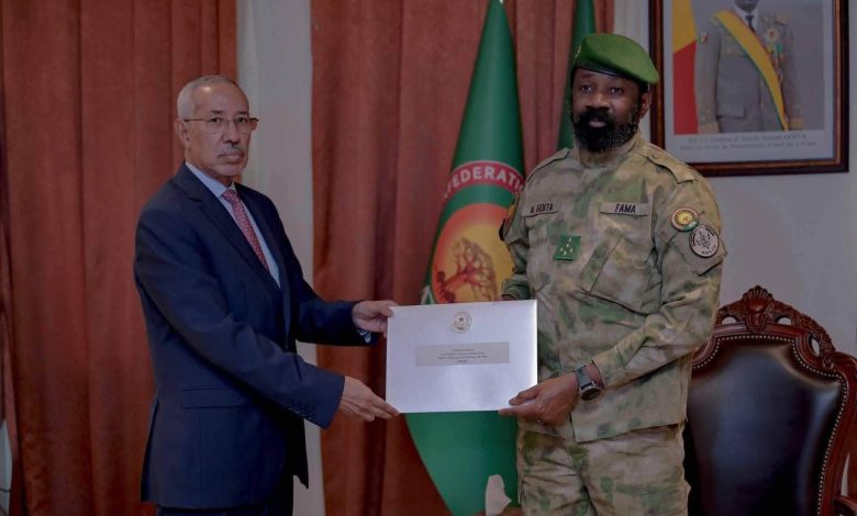 وزير الدفاع يسلم غويتا رسالة من الرئيس غزواني