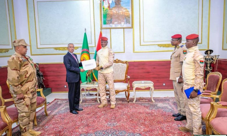 وزير الدفاع يسلم رسالة من الرئيس غزواني إلى رئيس بوركينا فاسو