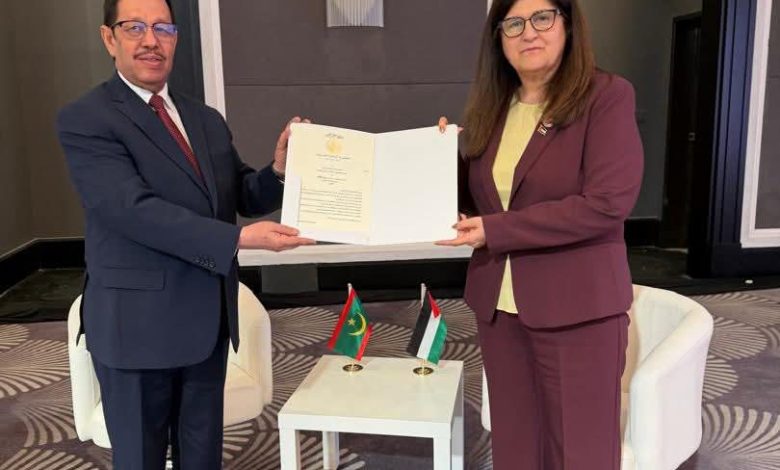 وزيرة الخارجية الفلسطينية تتسلم نسخة من أوراق اعتماد سفير موريتانيا غير المقيم لدى دولة فلسطين