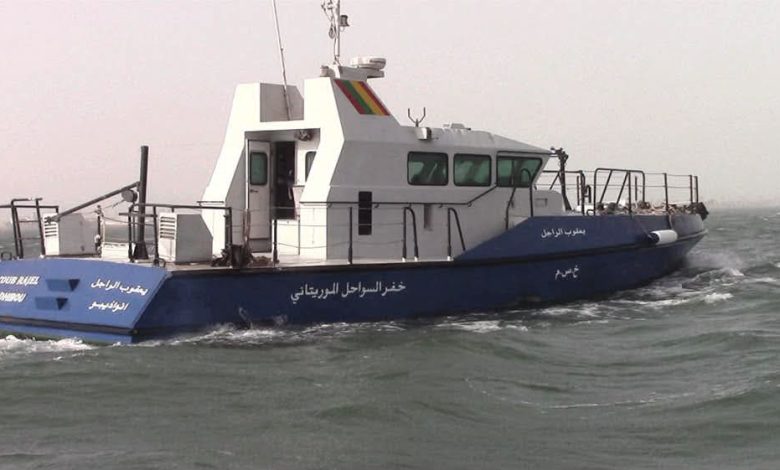خفر السواحل تنقد 37 مهاجرًا وتناشل جثة في سواحل نواذيبو