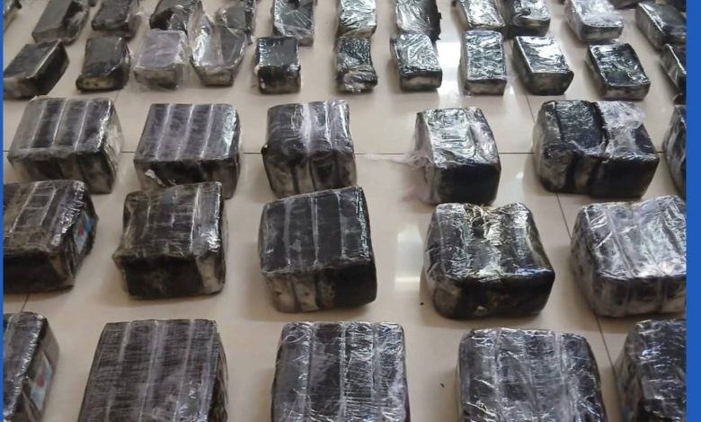 عملية أمنية تقود إلى تفكيك شبكة مخدرات وضبط أكثر من 61 كيلوغرامًا